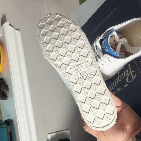 Penguin White Shoes (10M/11.5W) - Picture 5 of 7